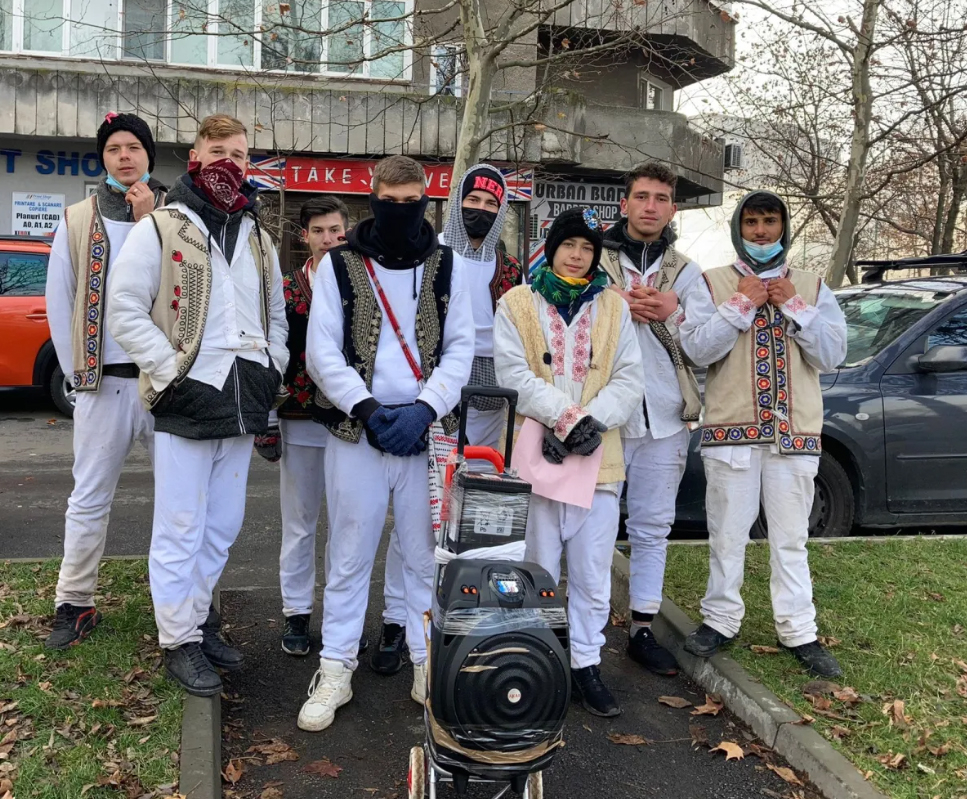 Colindătorii „cu boxa” difuzează ședințele Consiliului Local Galaţi