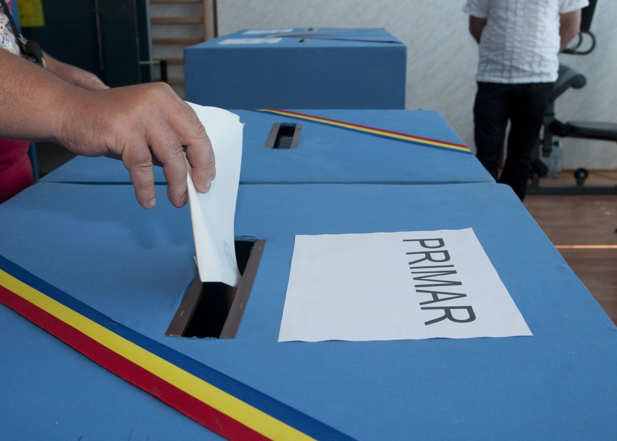 Guvernul îşi asumă răspunderea pentru alegerea primarilor în două tururi