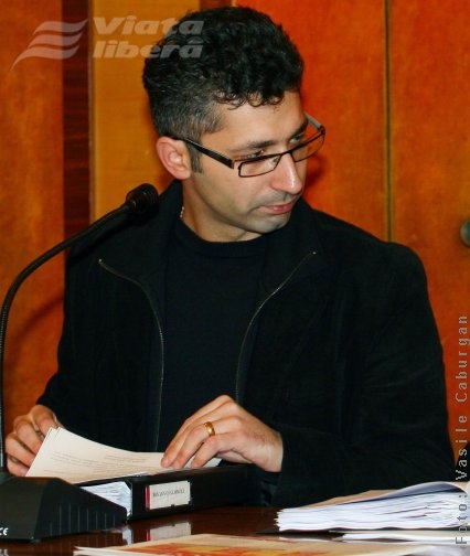 Se asfaltează trotuarele 