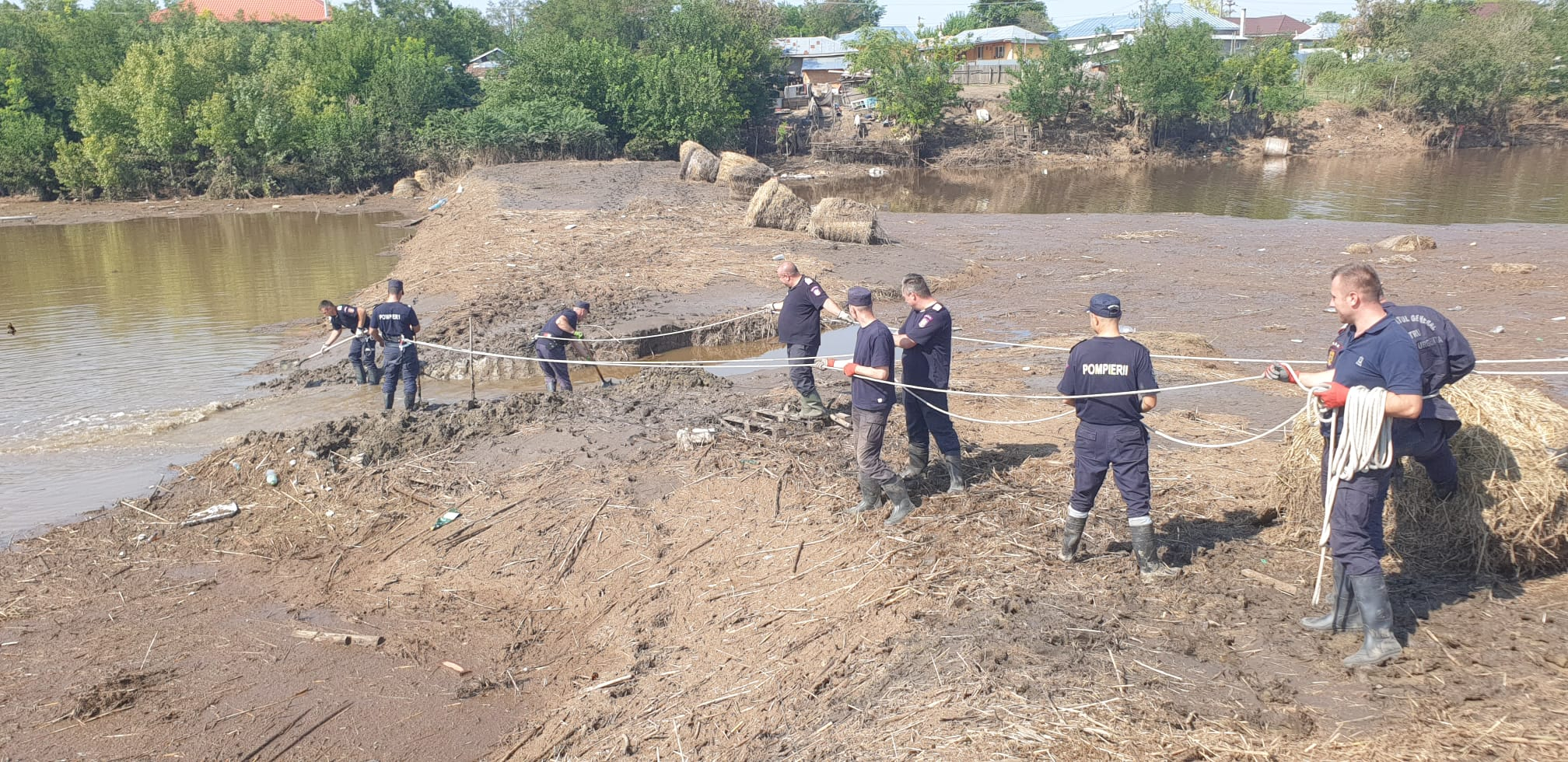 Situație deosebit de critică în zonele calamitate. Sute de militari intervin în forță la Pechea (Foto/Video)