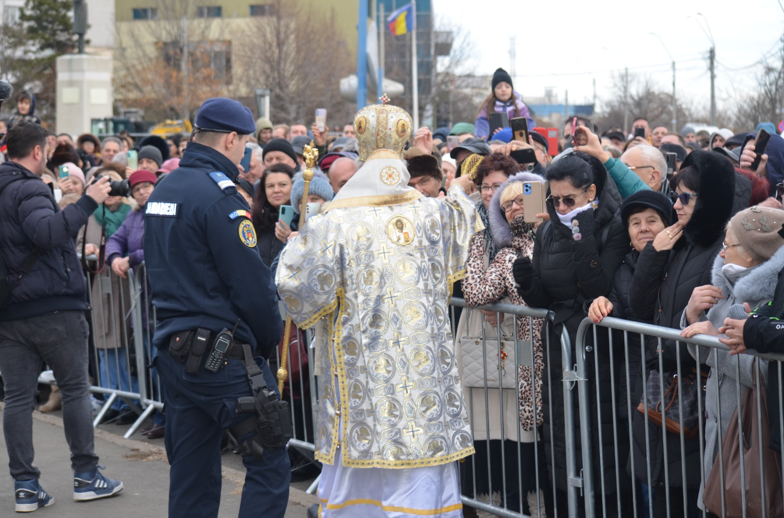 Culoar special la împărțirea agheasmei de Bobotează, pentru prevenirea îmbulzelii