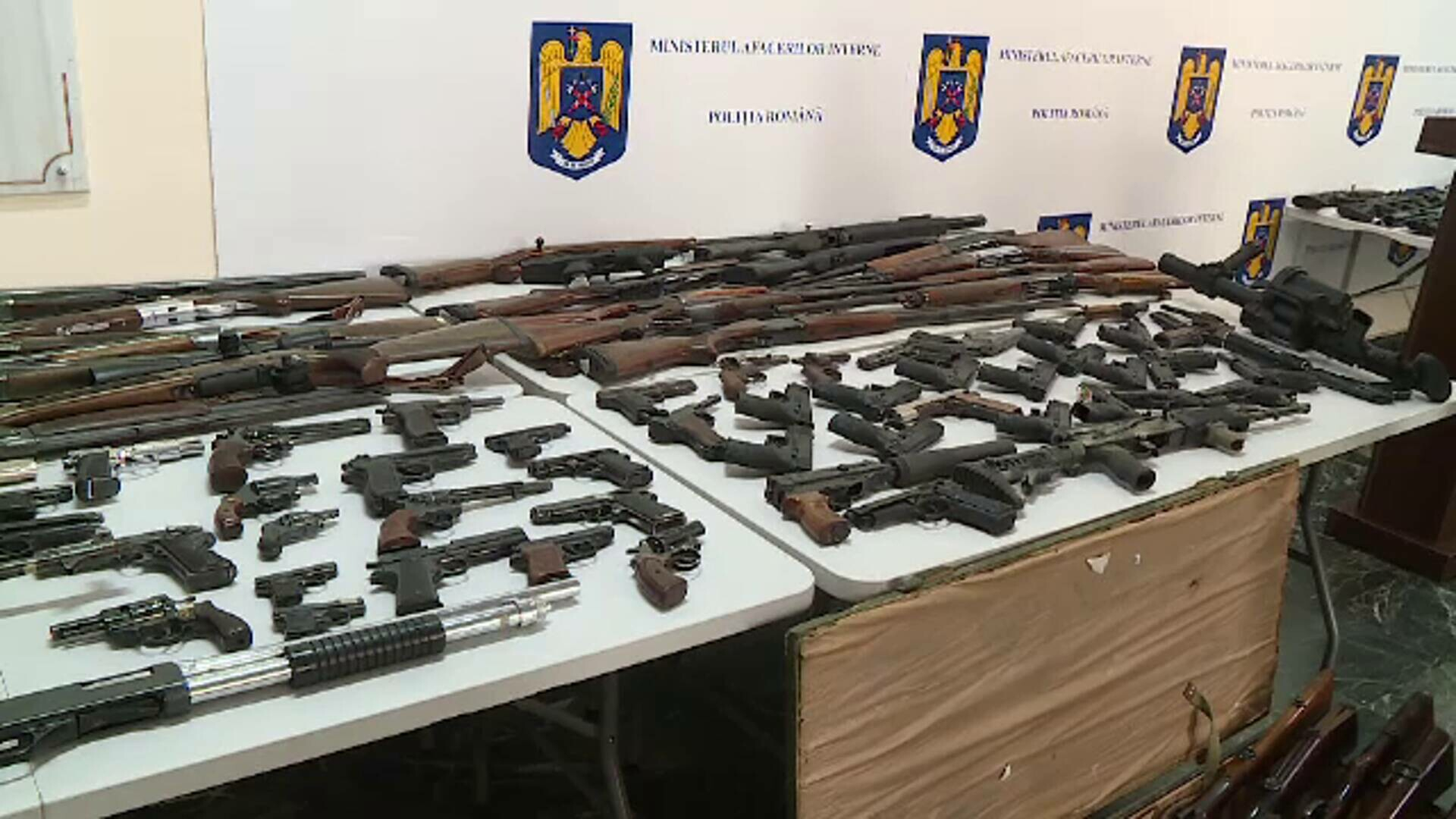 Sute de percheziții după valul de comenzi online de arme