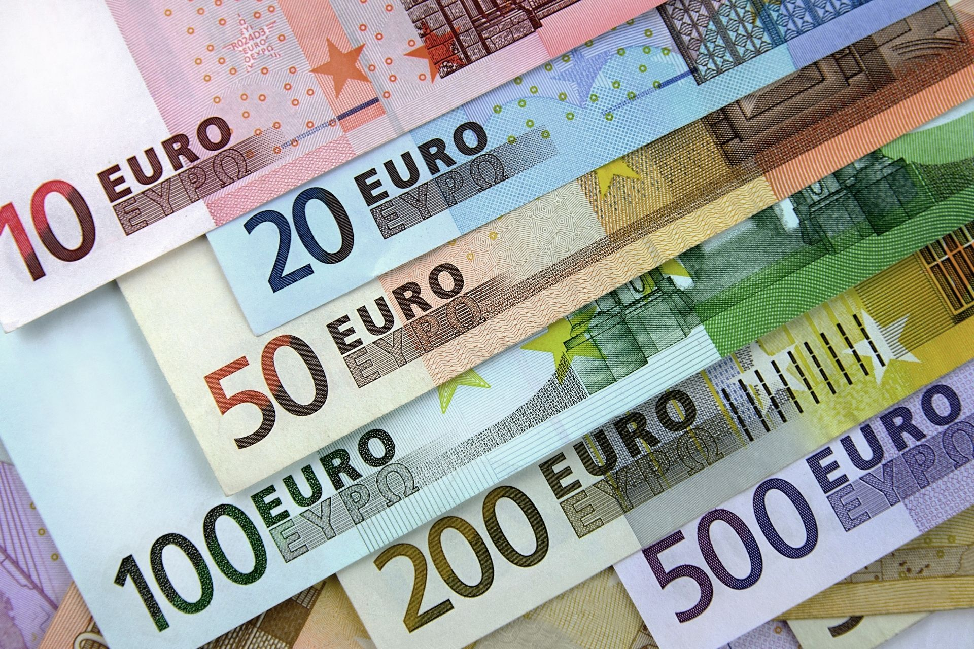 Euro s-a stabilizat la pragul de 5,05 lei