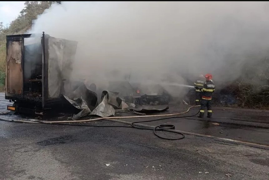 Un tir încărcat cu cărămidă s-a făcut scrum în trafic