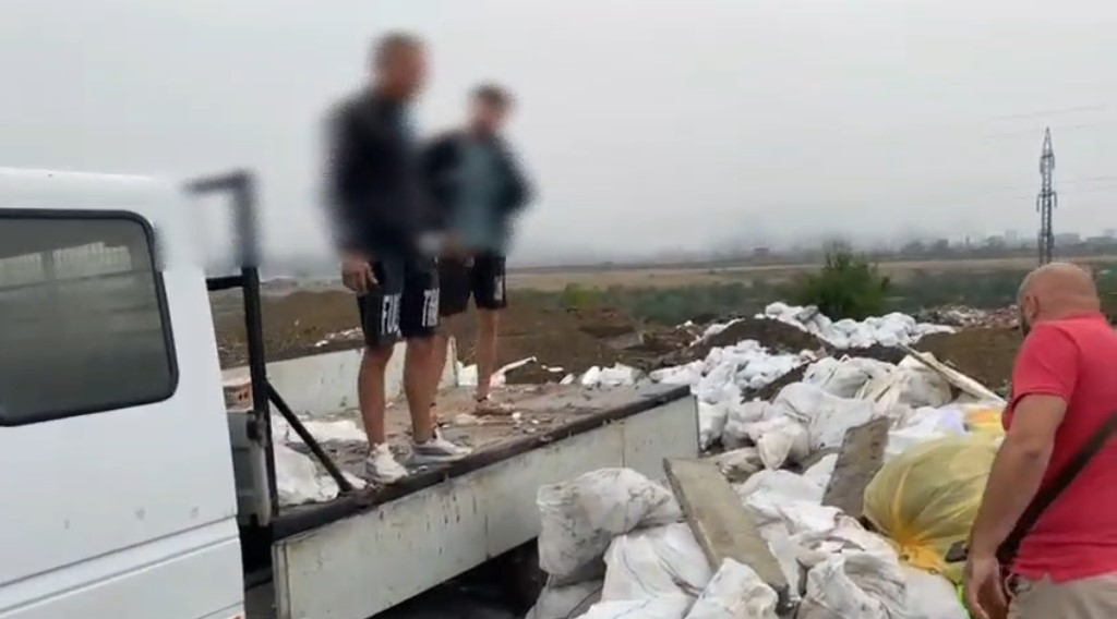 Groapă de gunoi clandestină, cu peste 7.500 de tone de deşeuri, pe Centura Galațiului