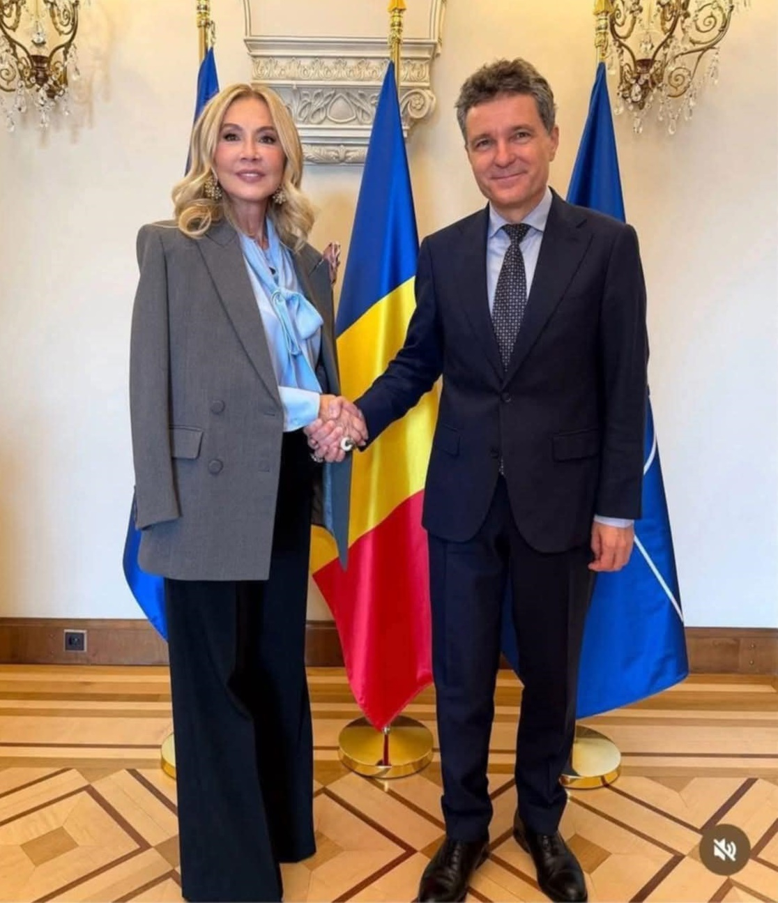 Împăratul e gol, însă Regina are sacou