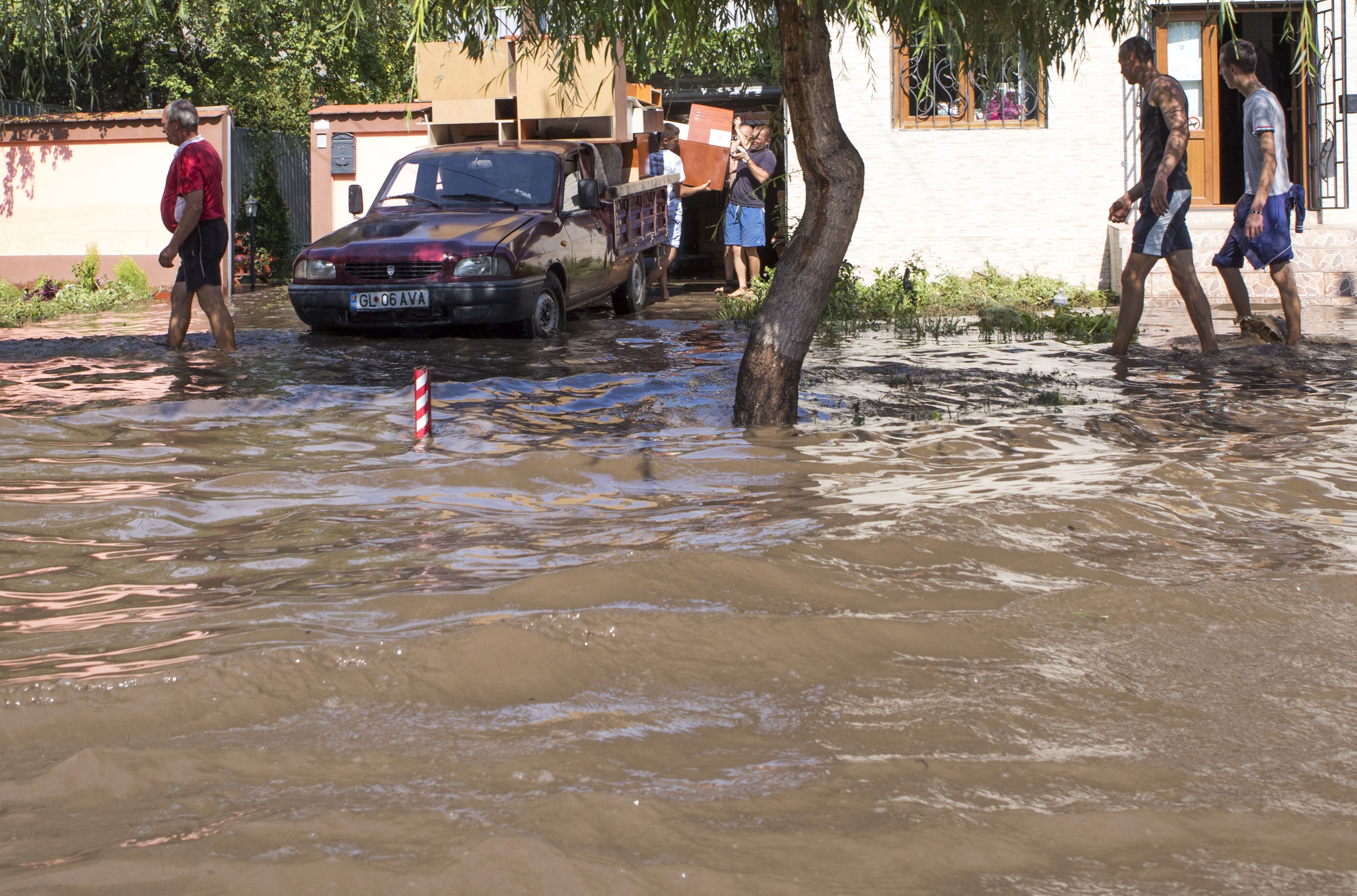 Alţi 400 de gălăţeni au fost evacuaţi! În total, peste 1.000 de persoane au fost obligate să îşi părăsească locuinţele