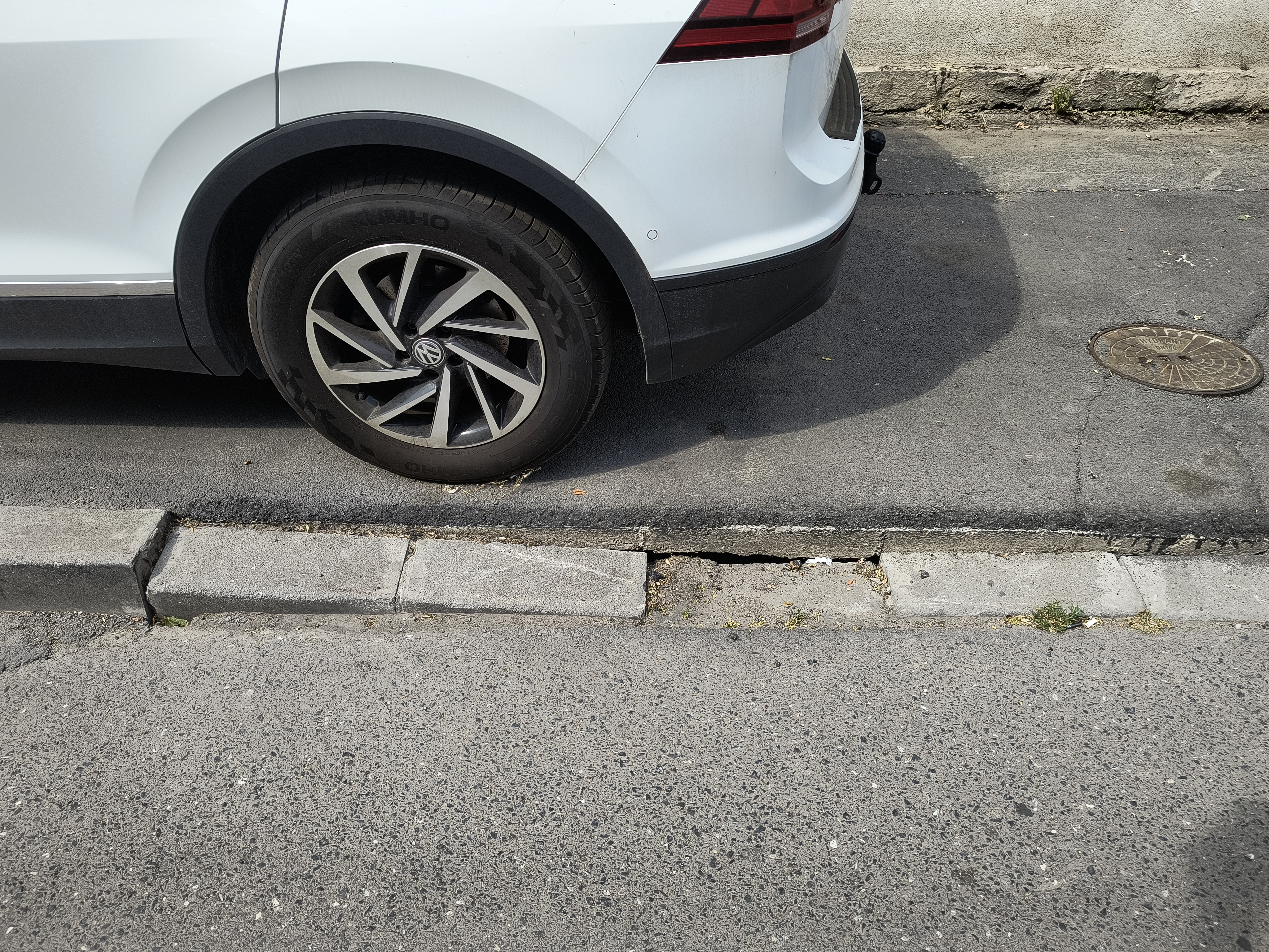 Trotuar surpat după o ploaie