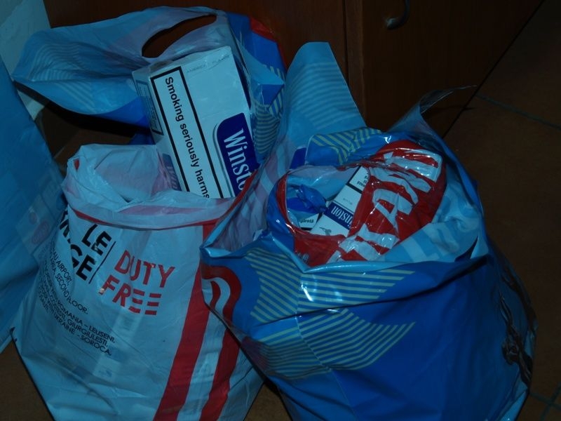 Ţigări de contrabandă ascunse în podeaua unui Mercedes