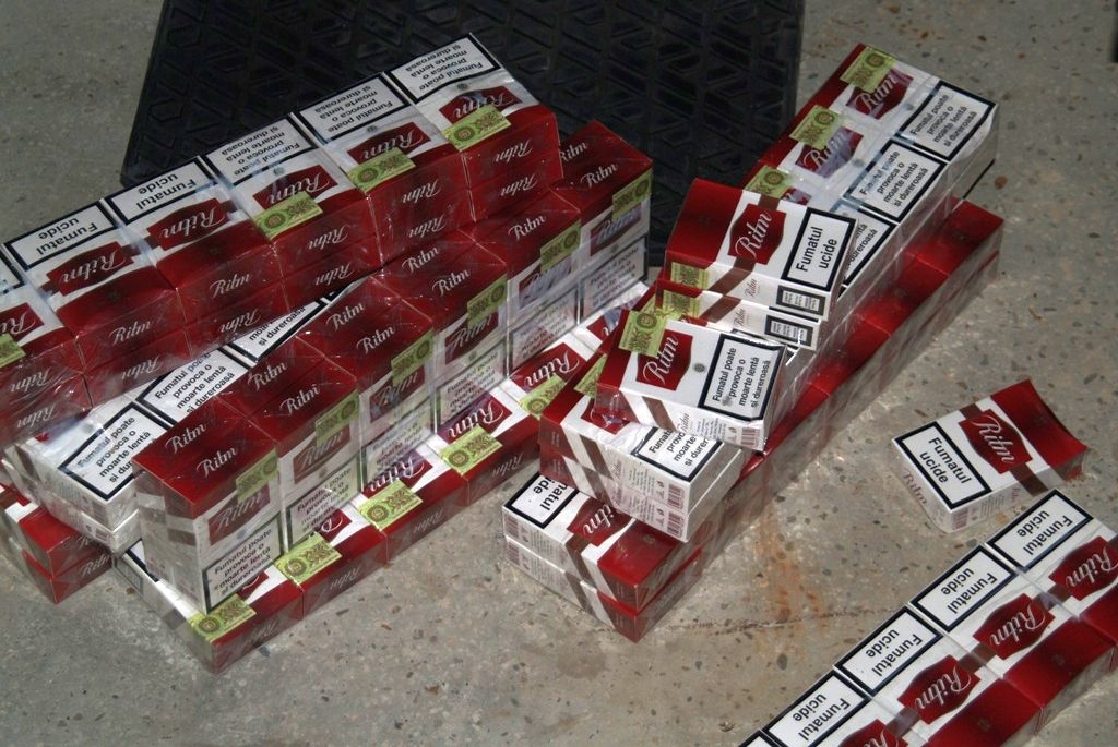 Peste 26.000 de pachete cu ȚIGĂRI au fost CONFISCATE, de la începutul anului, de Direcţia Vamală Galați