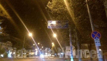 VRANCEA: Indicatoare rutiere montate direct în copaci în Focşani