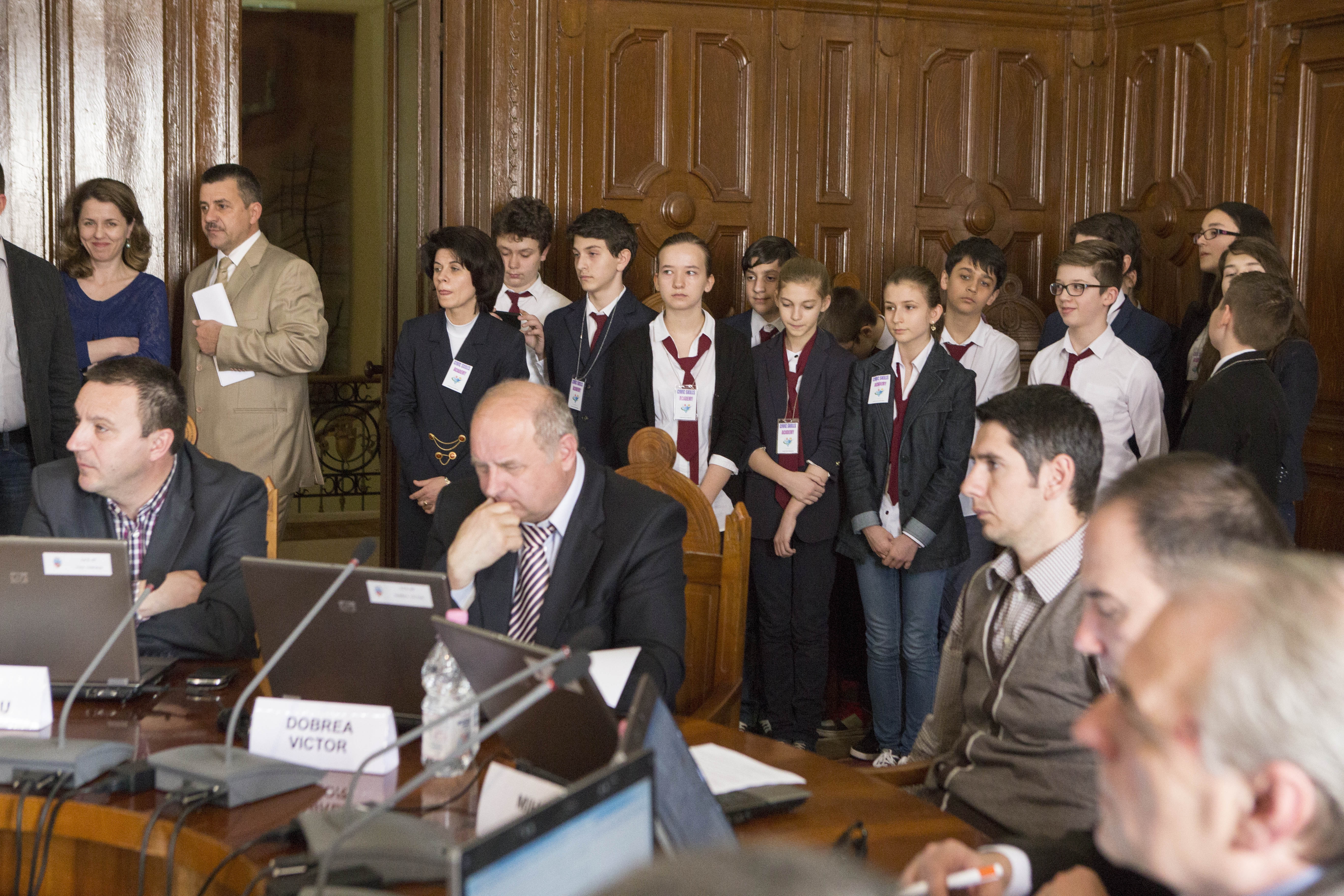 La Consiliul Local copiii pun întrebări incomode