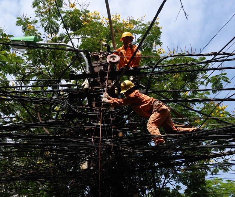 Creşte povara impozitelor / „Taxa pe stâlp” amplifică valul scumpirilor