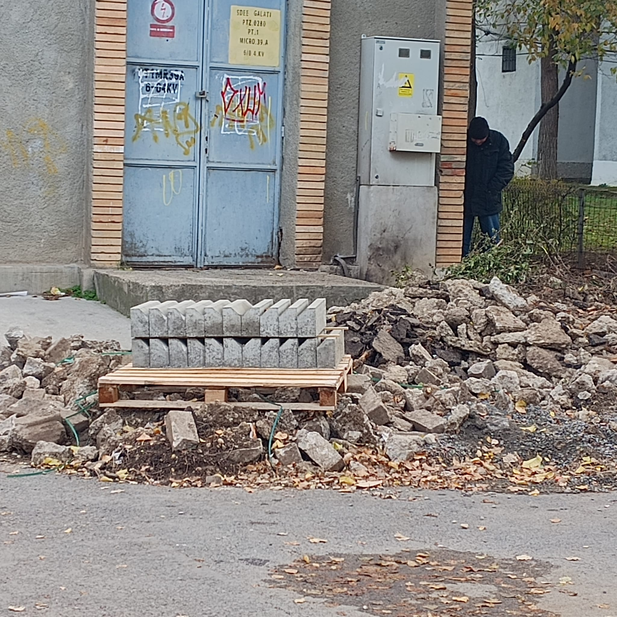 Resturi de construcţii abandonate în Micro 39A. Muncitorii dispar, mizeria rămâne