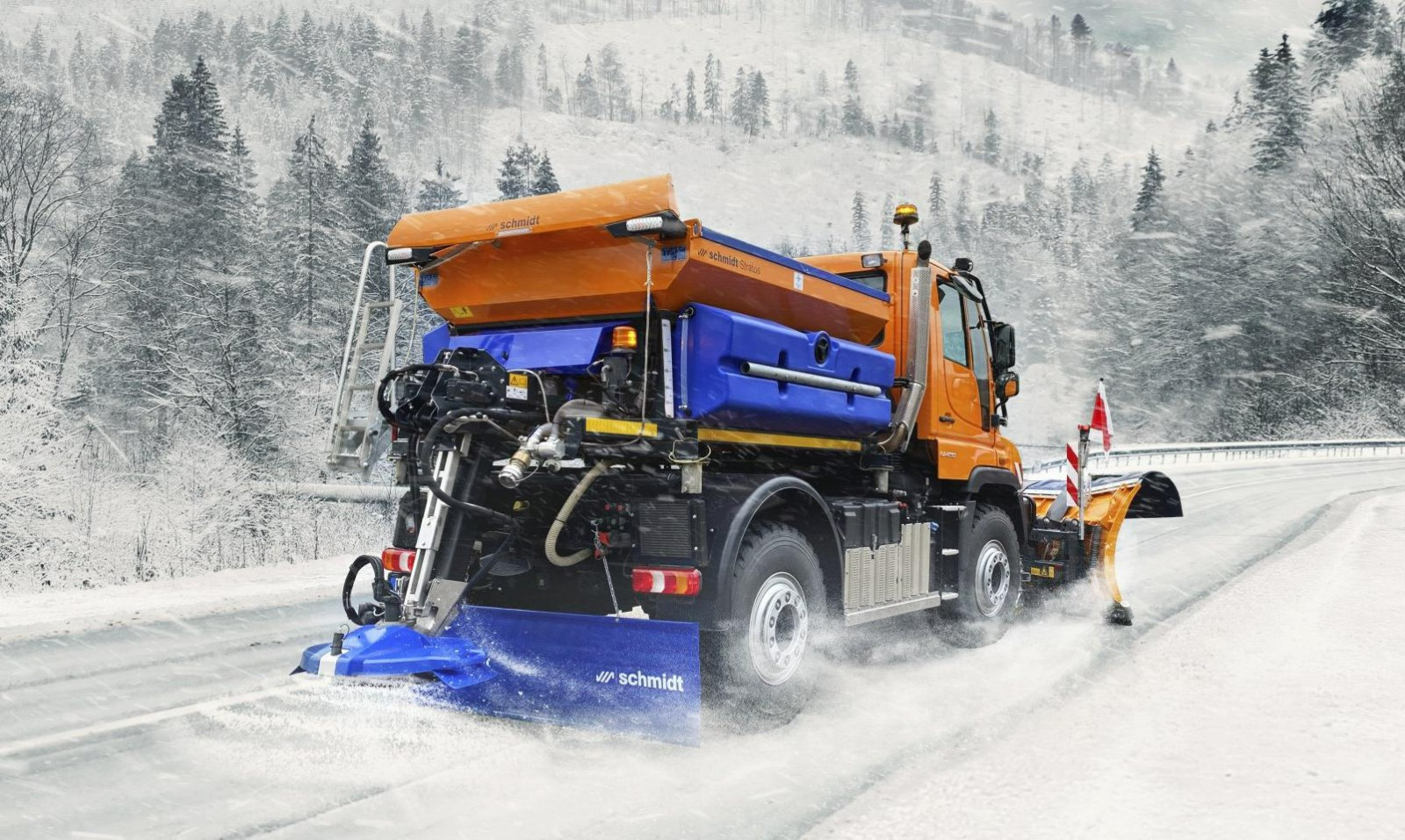 Trafic rutier modern. Autospecială multifuncțională de intervenție și senzori inteligenți pentru drumuri județene sigure și bine întreținute