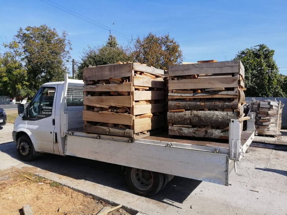 Lemne de foc și îmbrăcăminte groasă pentru sezonul rece