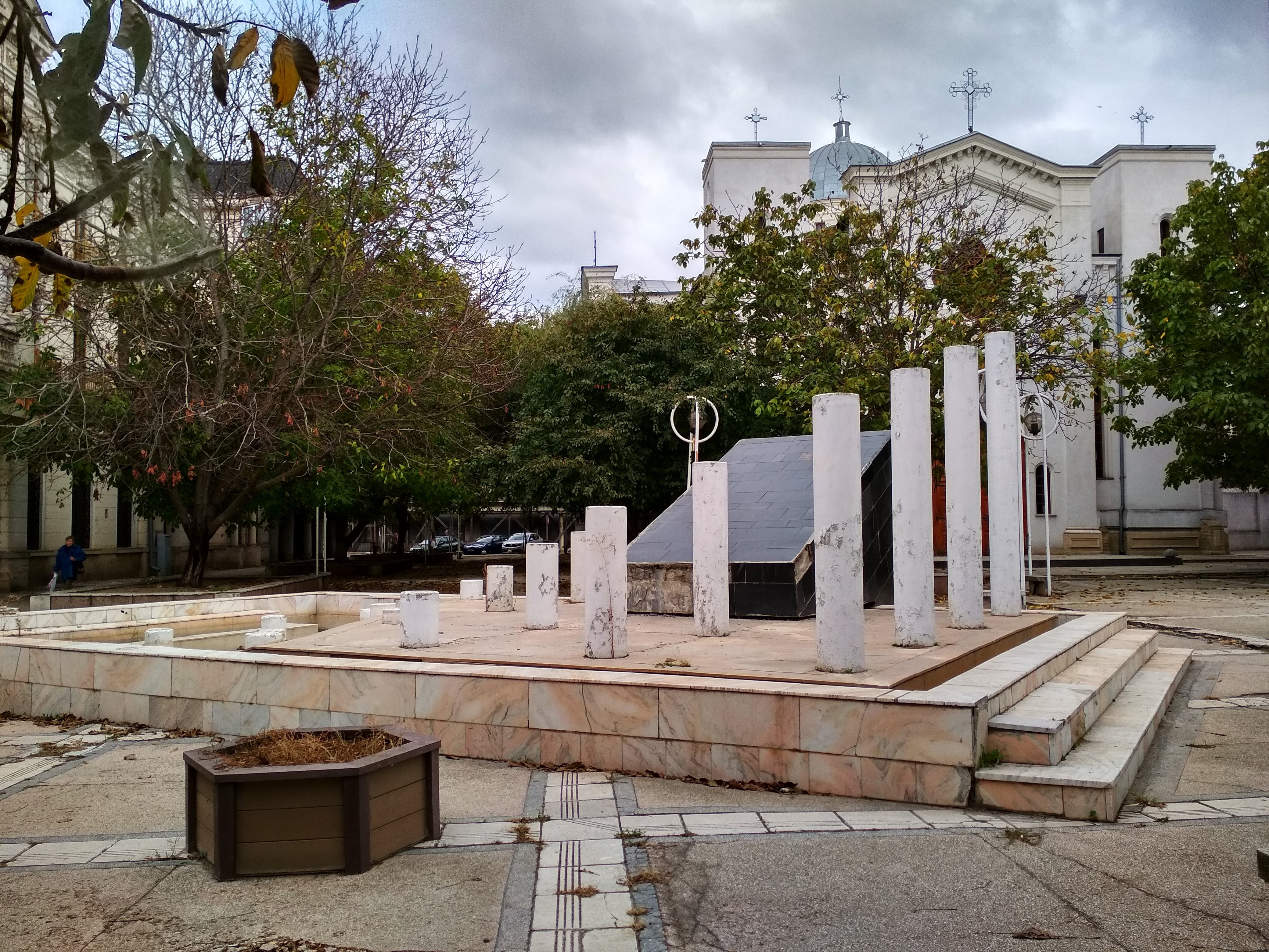 Ce se va întâmpla cu arborii care umbresc piațeta de la Biserica Greacă (FOTO)