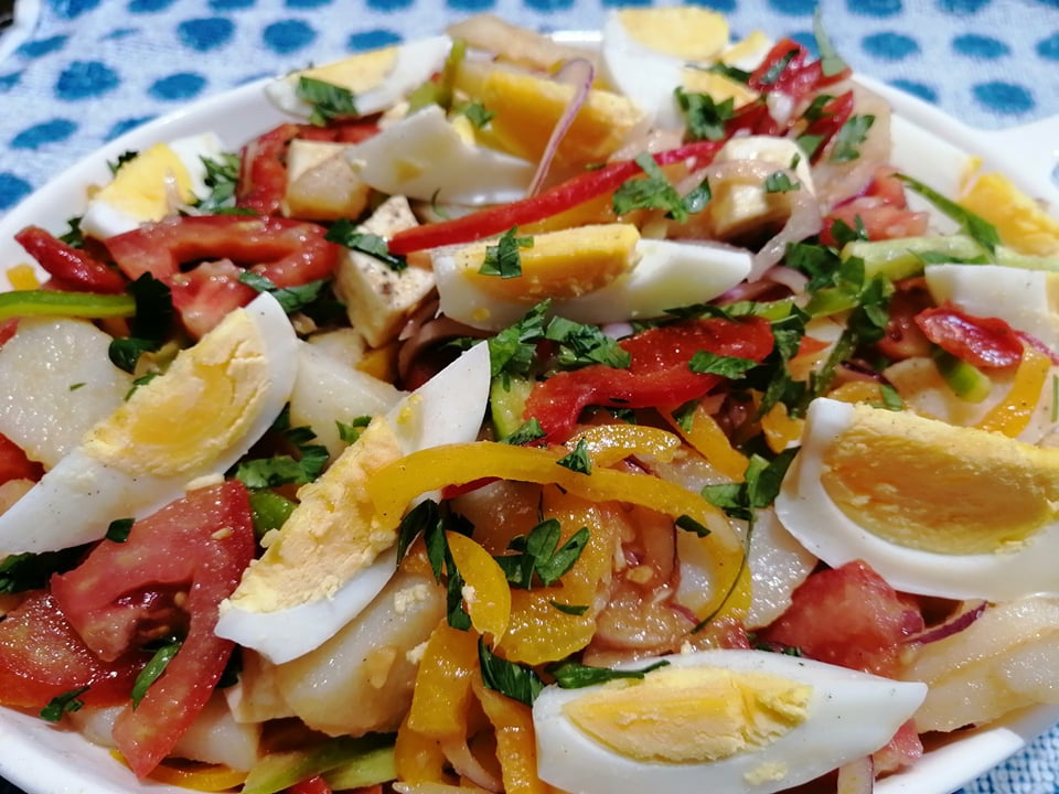 Salată de vară cu cartofi fierţi, ardei graşi şi ceapă roşie