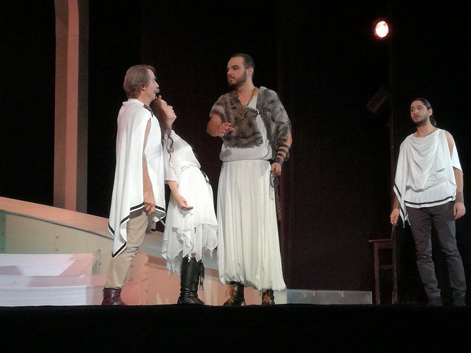 Gong pentru nouă zile de râs ca la teatru