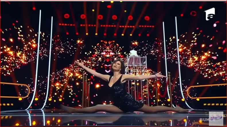 Senzualitatea șpagatului! În rochie scurtă, la 53 de ani...