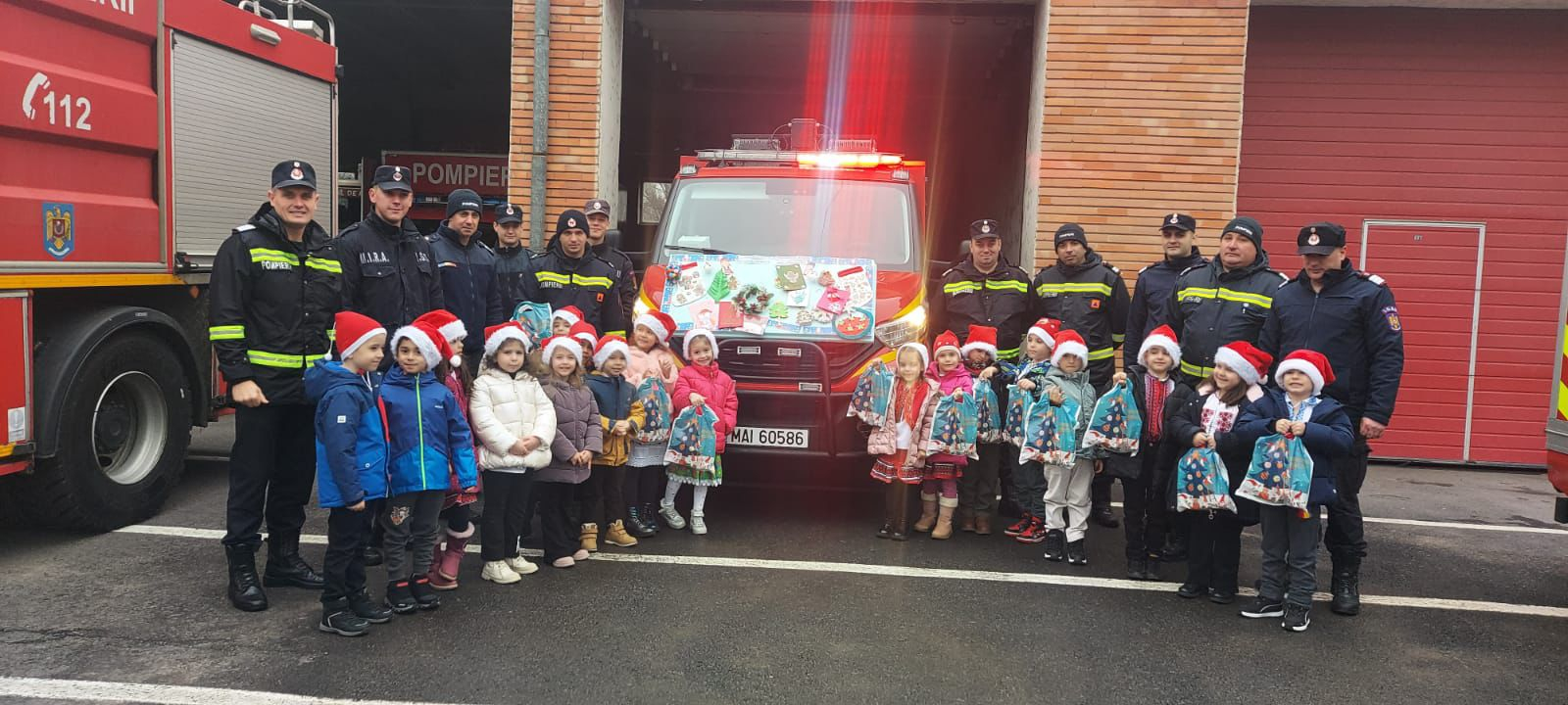 ”Puișorii” i-au colindat pe salvatorii Inspectoratului pentru Situaţii de Urgenţă