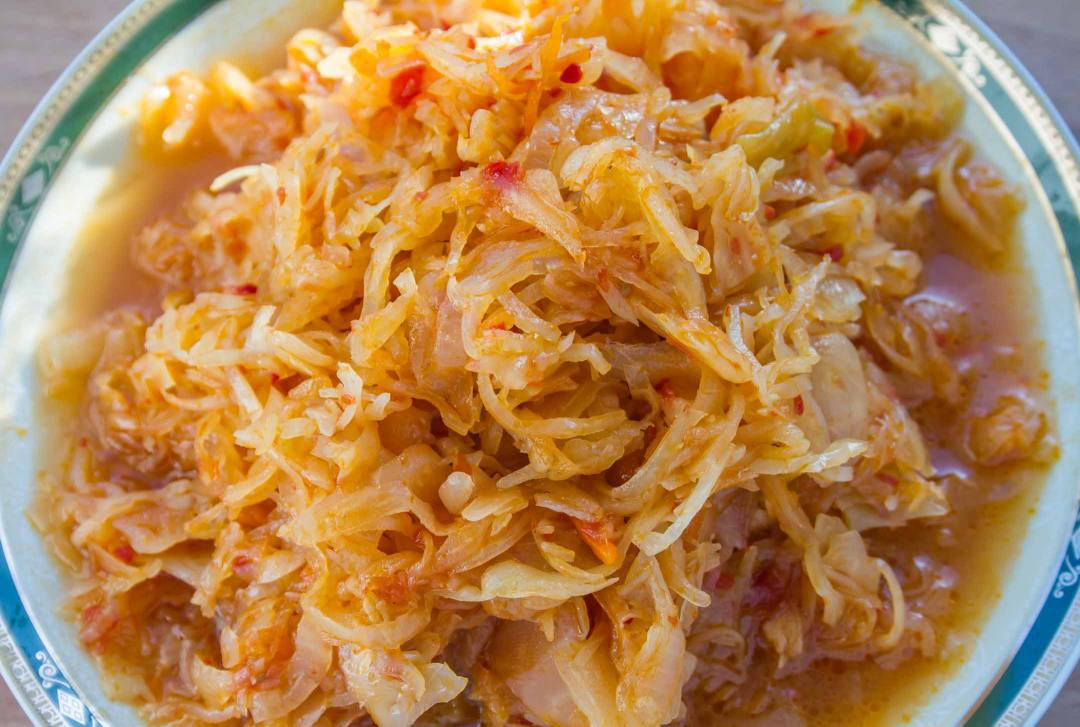 Varză călită acrită cu borș, preparat tradițional românesc