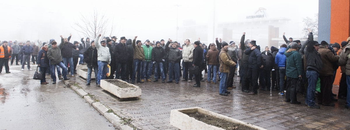 PROTESTE la poarta COMBINATULUI ArcelorMittal Galaţi, din cauza SALARIILOR PREA MICI (FOTO)