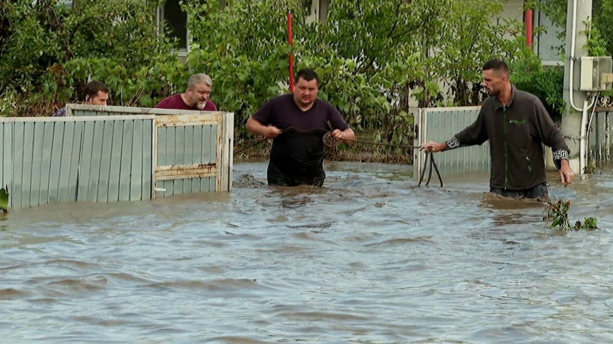 Eroi în calea apelor la Galaţi, nominalizaţi în campania „Omul anului 2024”. Merită să-i votăm! (VIDEO)