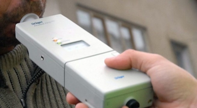 Teribilism la vârsta a două/  Băut şi fără permis, la drum cu scuterul