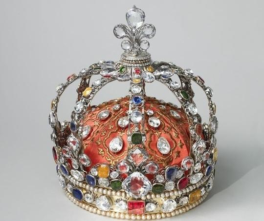 Bijuteriile regilor Franţei, la Luvru