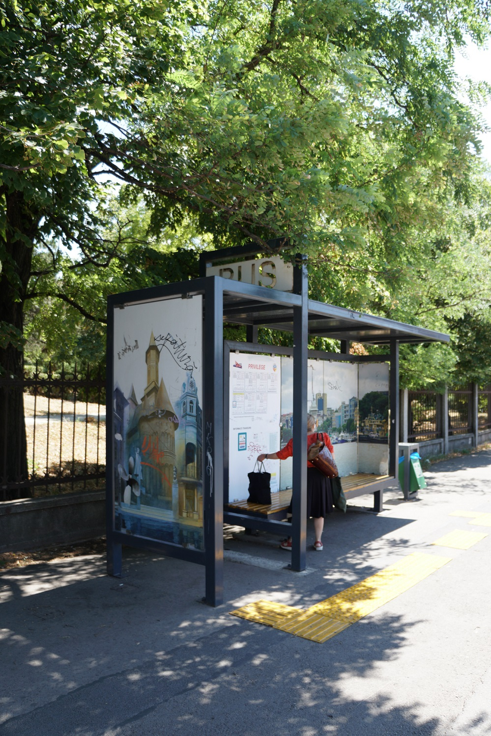 Stațiile de autobuz, dușuri publice când plouă