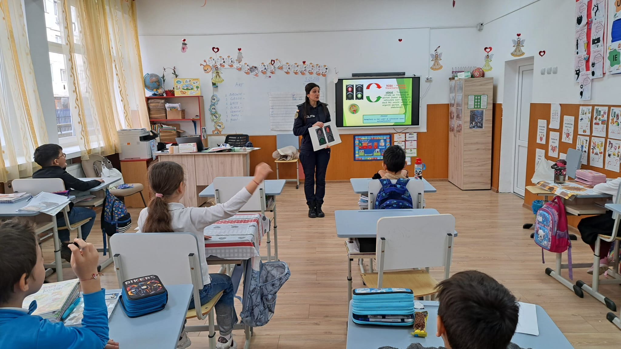 Peste 850 de elevi de clasa I învață de la polițiști cum să fie în siguranță