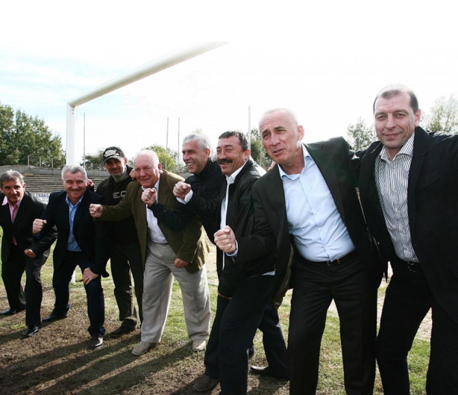 Bătrânii Oţelului cer o nouă victimă: „Muriţi cu ei de gât”!