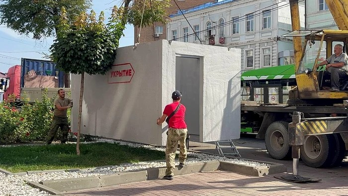 În Kursk a început instalarea de adăposturi antiaeriene