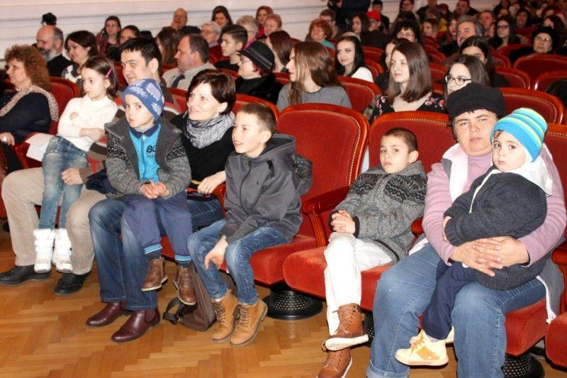 CONCERT organizat de copii din Galați, pentru 11 frați și mama lor
