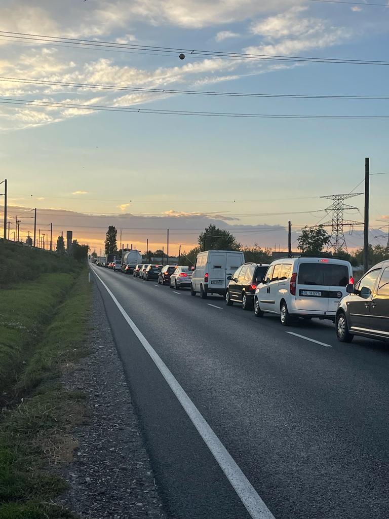 Mașini blocate în trafic pe câțiva kilometri înte Galați și Șendreni. Se pictează o zebră! (FOTO)