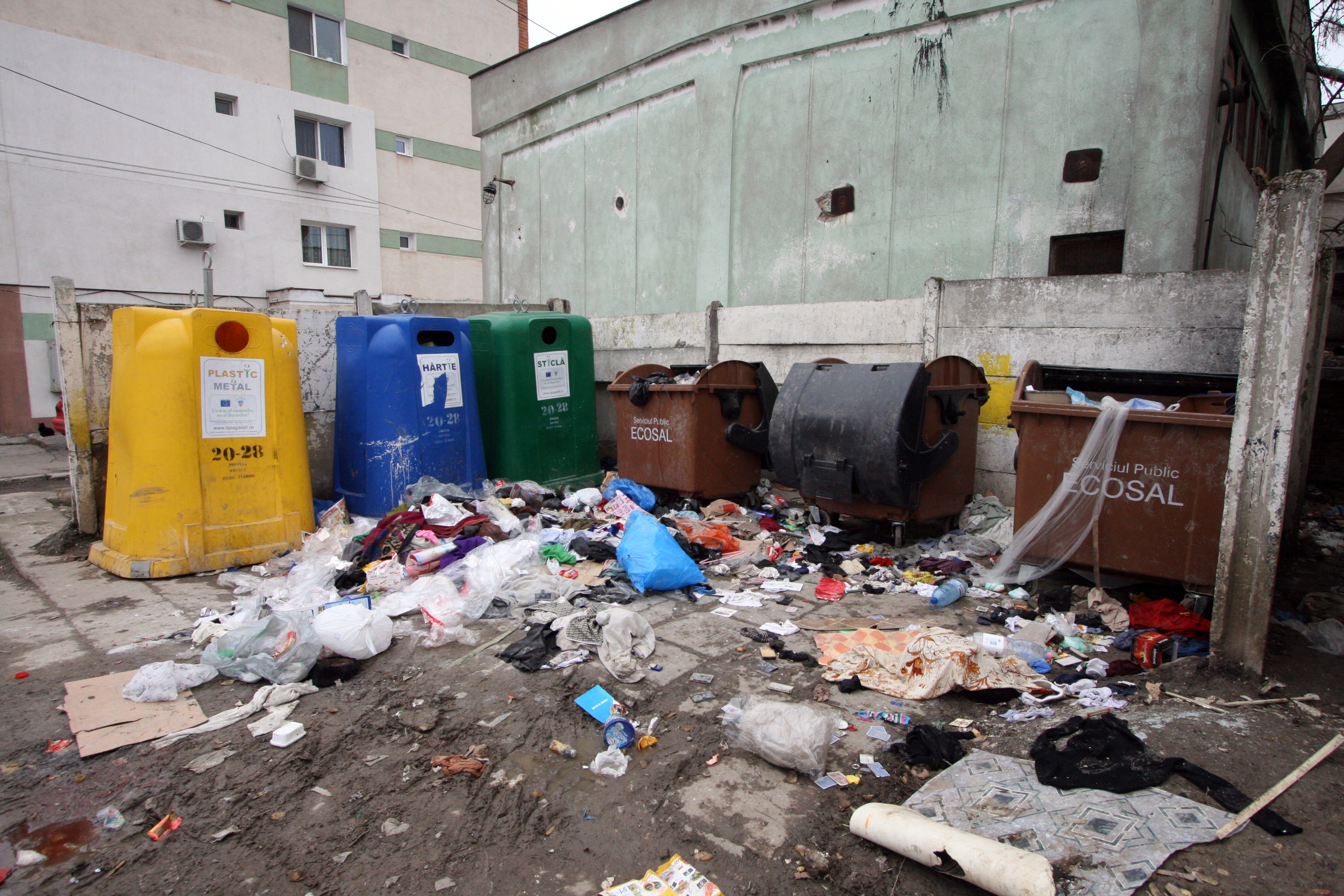 La Baia Comunală activează două societăţi de curăţenie, dar mizeria este până la gât