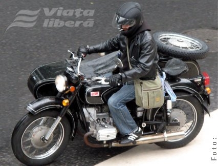 Motocicletă cu ataş, dată pe spate