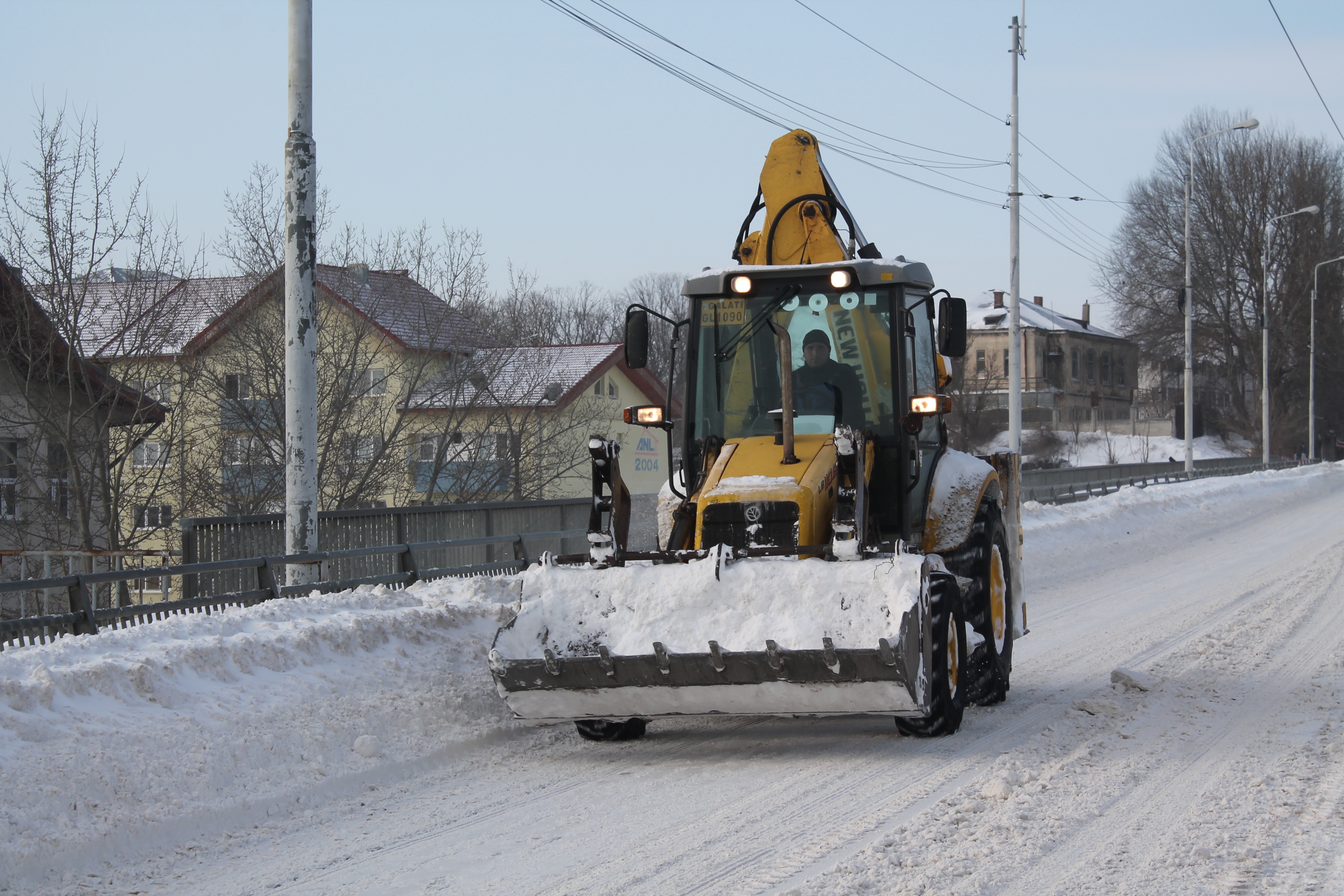 Centrul Galaţiului, sub zăpadă/ Autorităţile se chinuie să dezgroape oraşul (GALERIE FOTO)