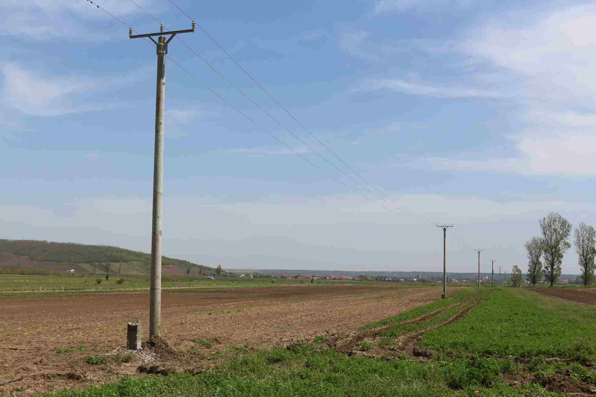 După urgie, case rămase în beznă, la Ţepu. 27 de stâlpi ai Electrica, puşi la pământ
