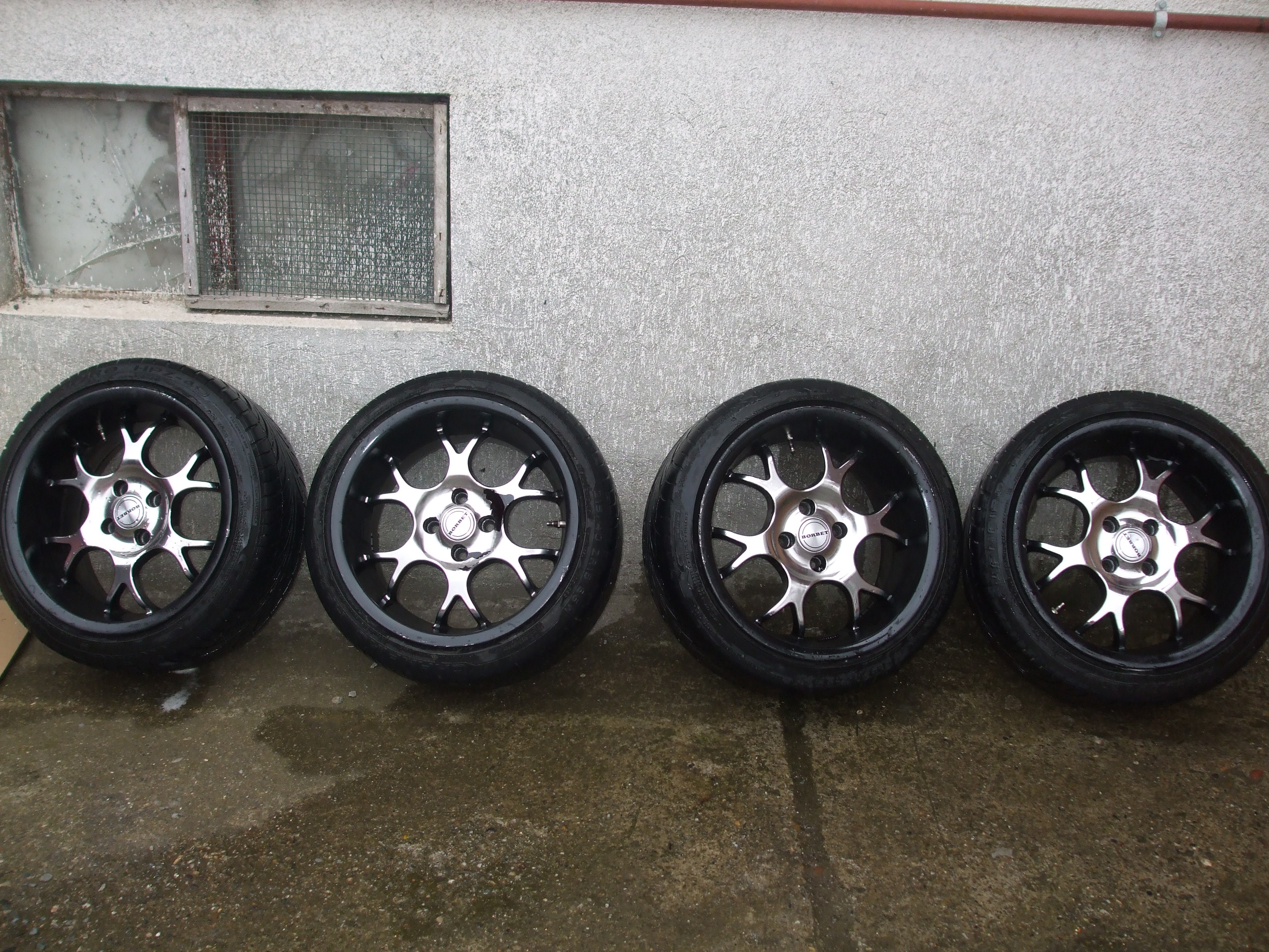 Trei tineri sunt cercetaţi penal pentru că au lăsat o maşină fără roţi!