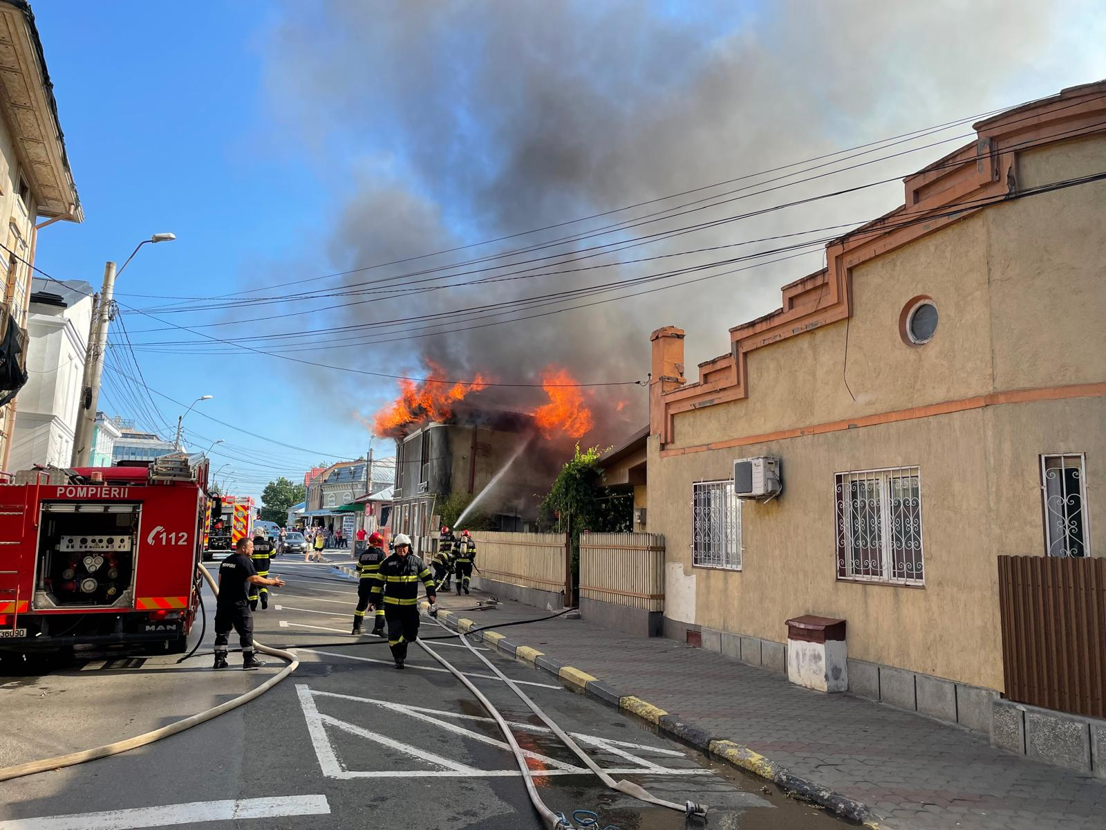 UPDATE: Incendiu violent într-un cartier de case. Un magazin a ars timp de cinci ore (VIDEO)