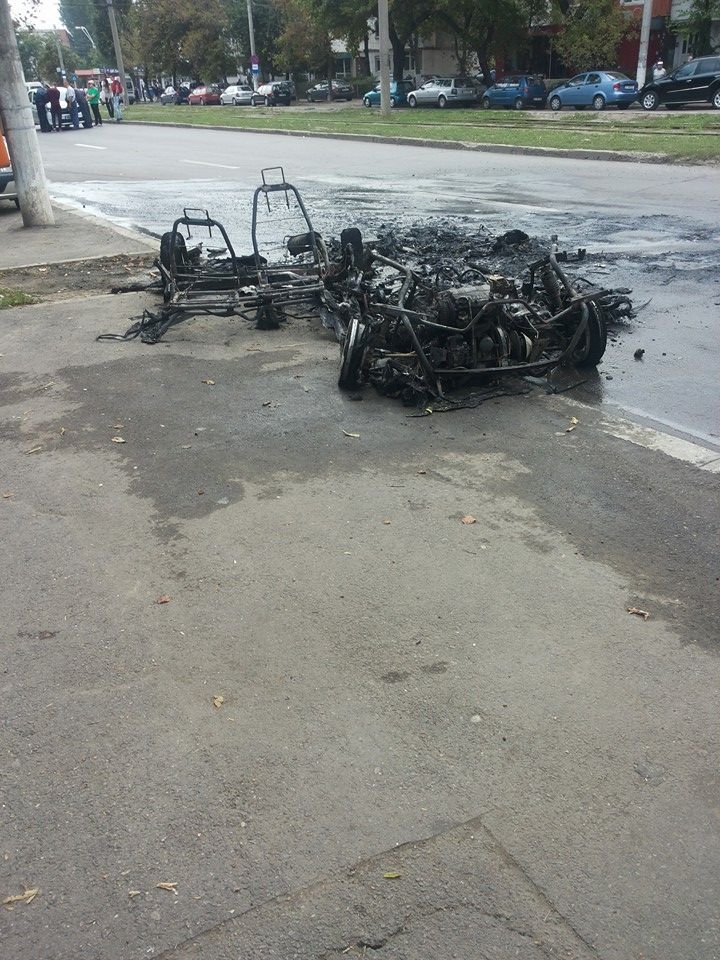 VIDEO/ Maşină cuprinsă de flăcări în Micro 40. S-a topit până şi caroseria!