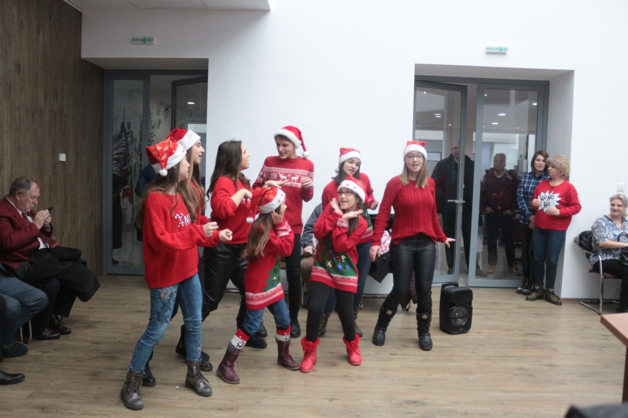 Colinde, şampanie şi tachinări la ultima şedinţă a Consiliului Local din 2018 | La cine vine şi la cine nu vine Moş Crăciun?! (FOTO)
