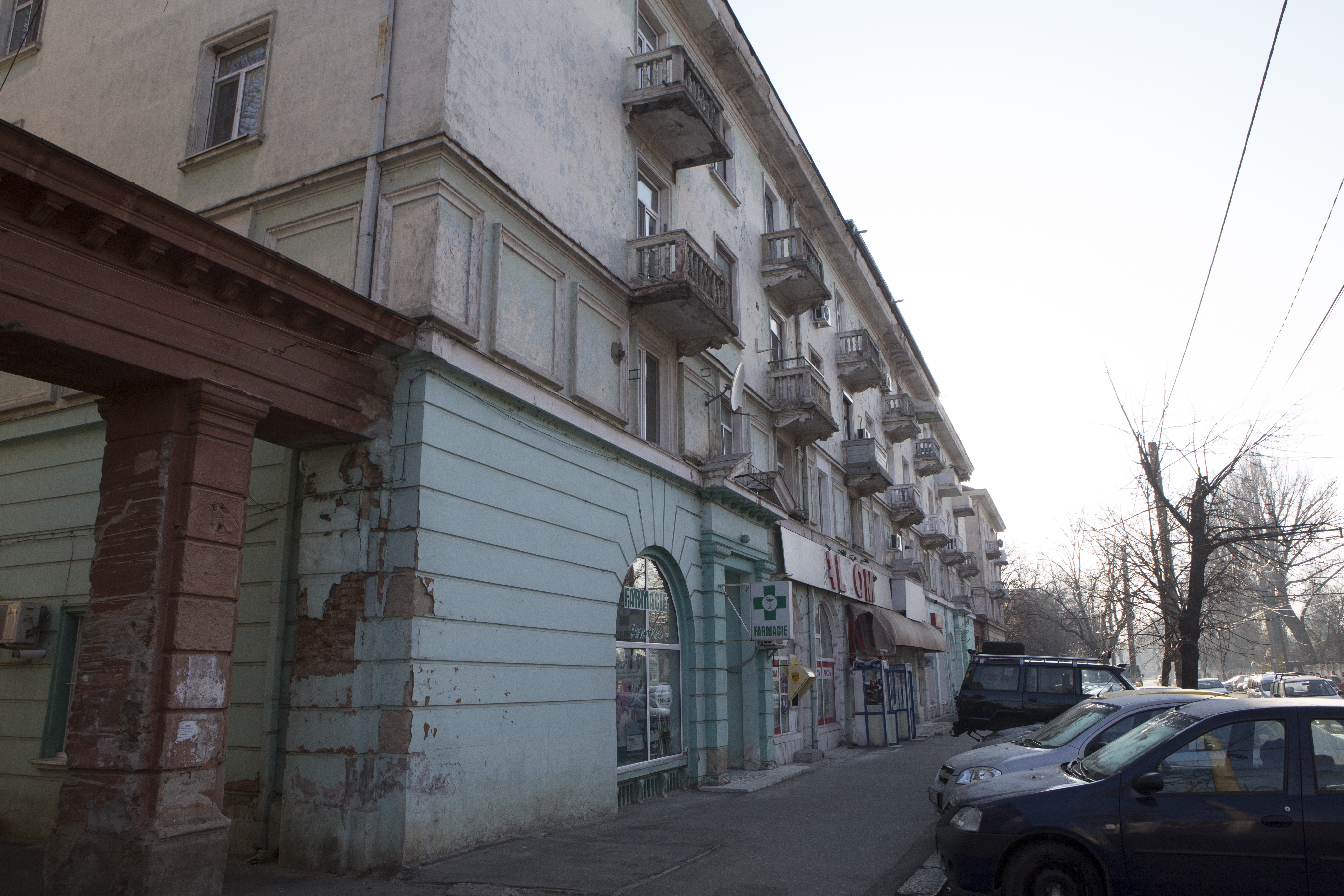 Paradox în Complexul studenţesc: Blocuri în suferinţă, cămine ca ieşite din ţiplă (FOTO)