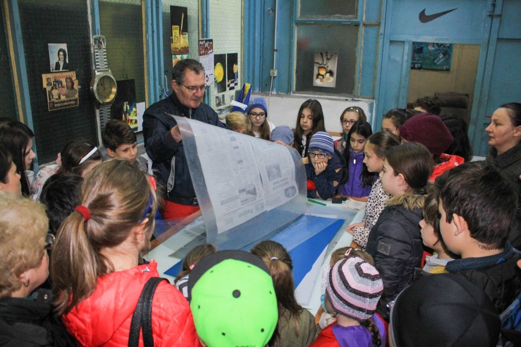 ȘCOALA ALTFEL/ ”Viaţa liberă”, gazdă pentru micuţi curioşi. 30 de elevi au vizitat TIPOGRAFIA