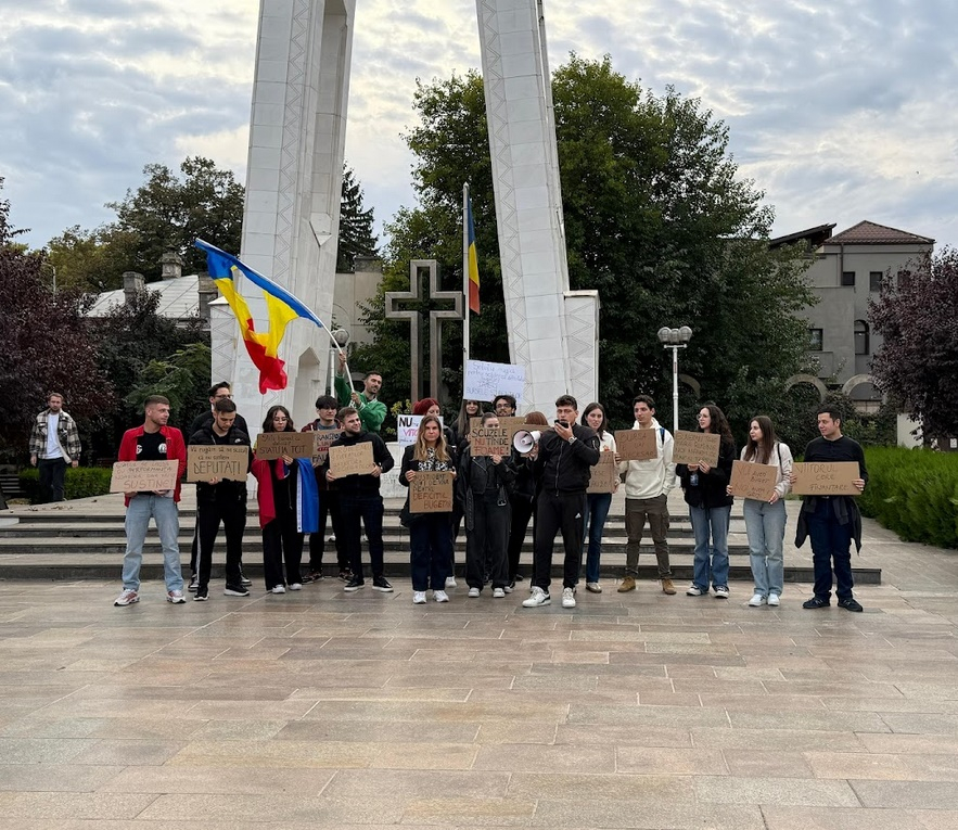 Studenţii gălăţeni au început anul universitar cu proteste