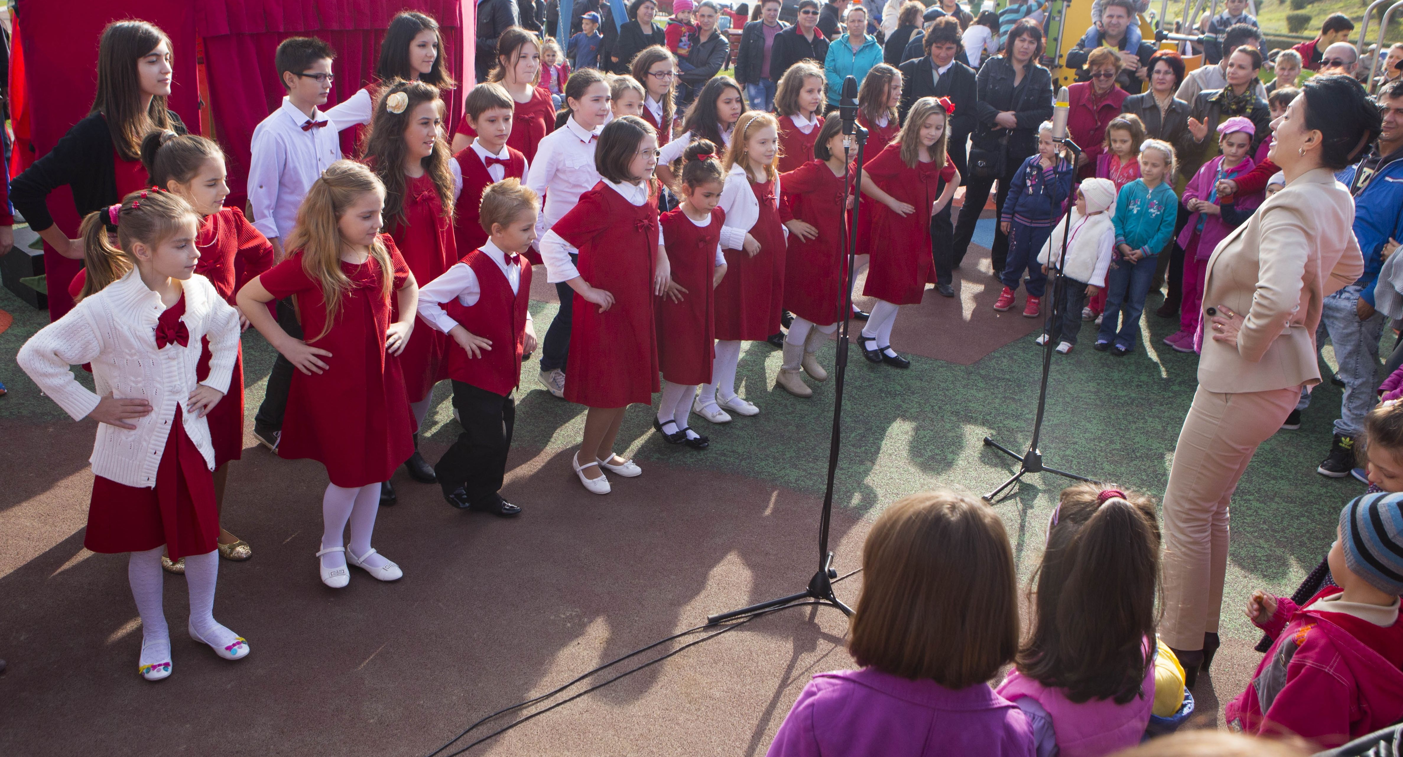Magie şi spectacol, pe platoul din faţa Sălii Sporturilor/ Atenţie, astăzi vine Moş Nicolae!