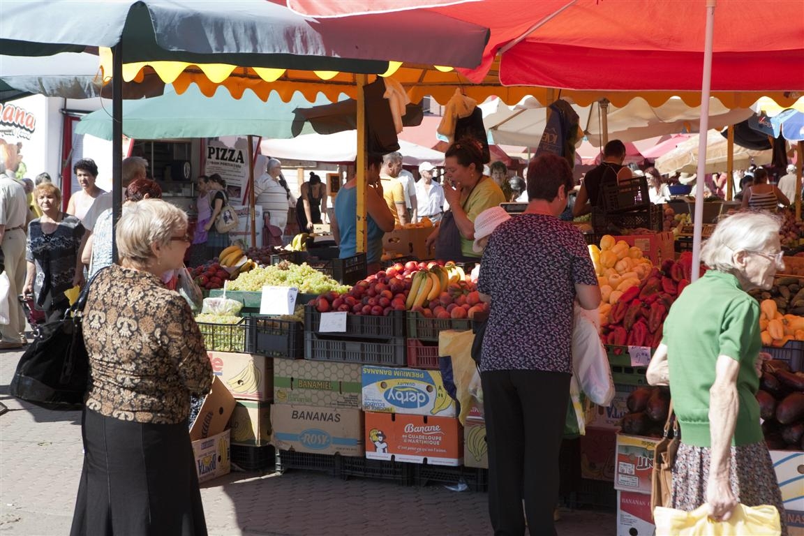 Comercianţii din Piaţa Centrală cer apă curentă 