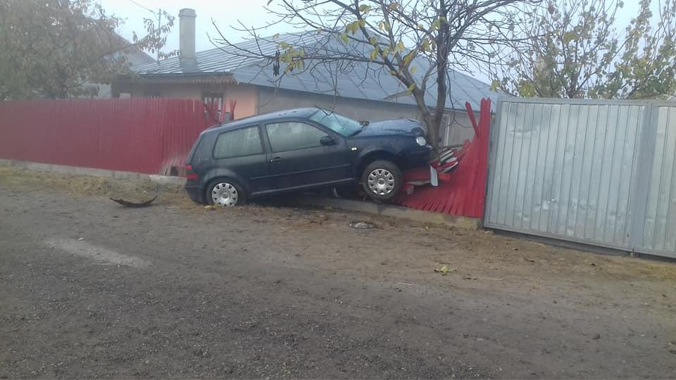 Aproape în comă alcoolică. S-a urcat cu maşina pe gard